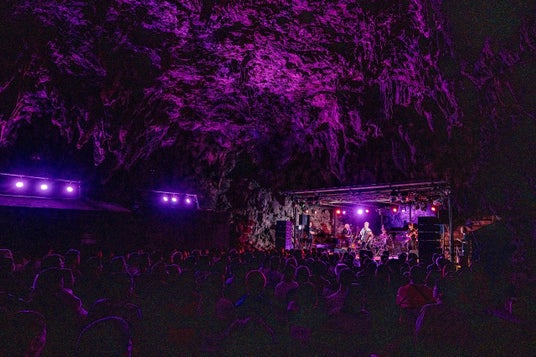 石井竜也、7年ぶりに洞窟ステージへ。cobaプロデュース「魂の音楽祭 マブイオト vol.17」沖縄・ガンガラーの谷にて2026年10月31日(土)・11月1日(日)開催 石井竜也、7年ぶりに洞窟ステージへ。cobaプロデュース「魂の音楽祭 マブイオト vol.17」沖縄・ガンガラーの谷にて2026年10月31日(土)・11月1日(日)開催