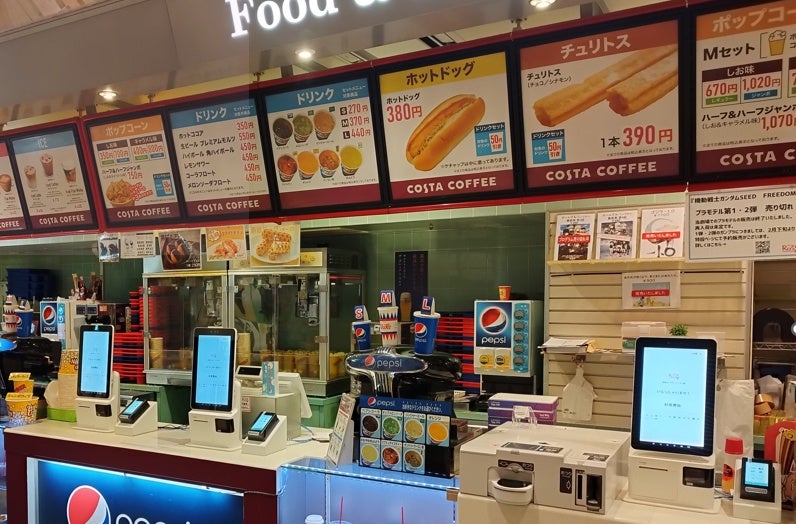 「京成ローザ10」が導入する「StarPay-Order」のタッチパネル端末（カウンター上に設置）