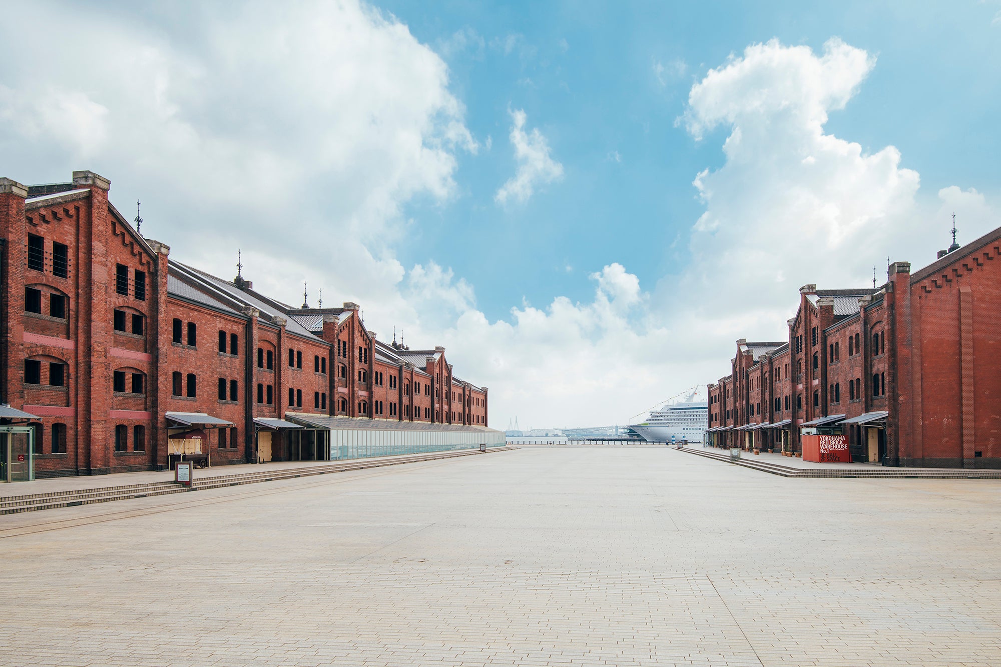 横浜赤レンガ倉庫外観およびイベント広場
