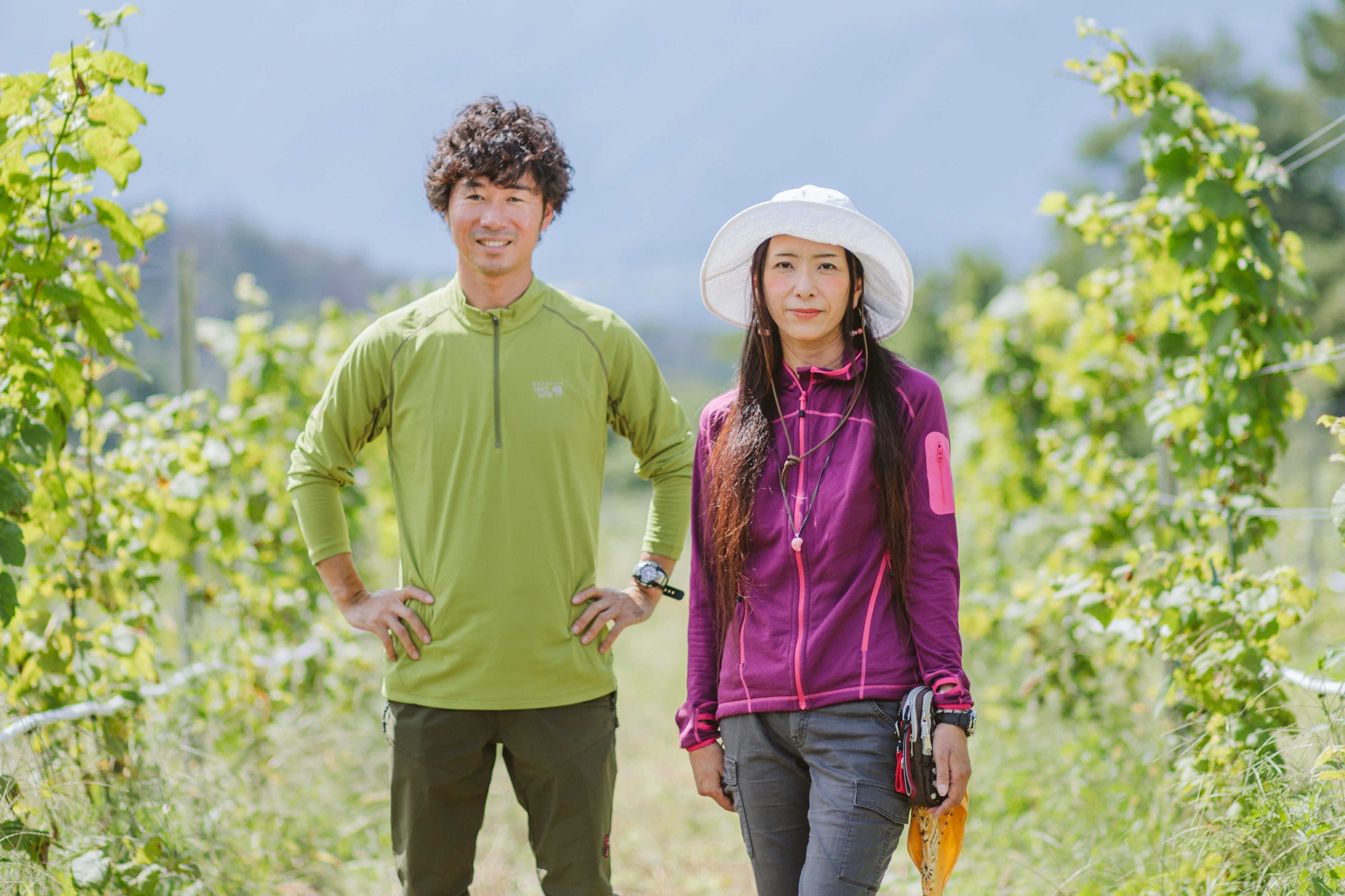 ※ドメーヌ・デ・テンゲイジ　チーフワインメーカー　天花寺弓子氏(右)／栽培責任者 下川真史氏(左)