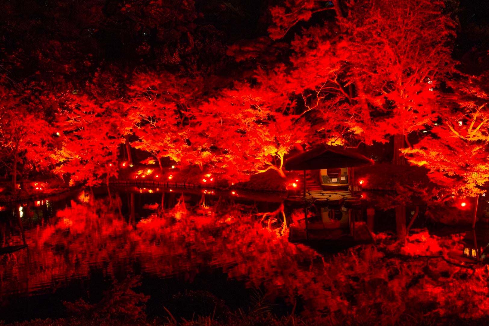 11/23(土・祝)〜12/15(日)開催〉八芳園の庭園を赤に染めるライト