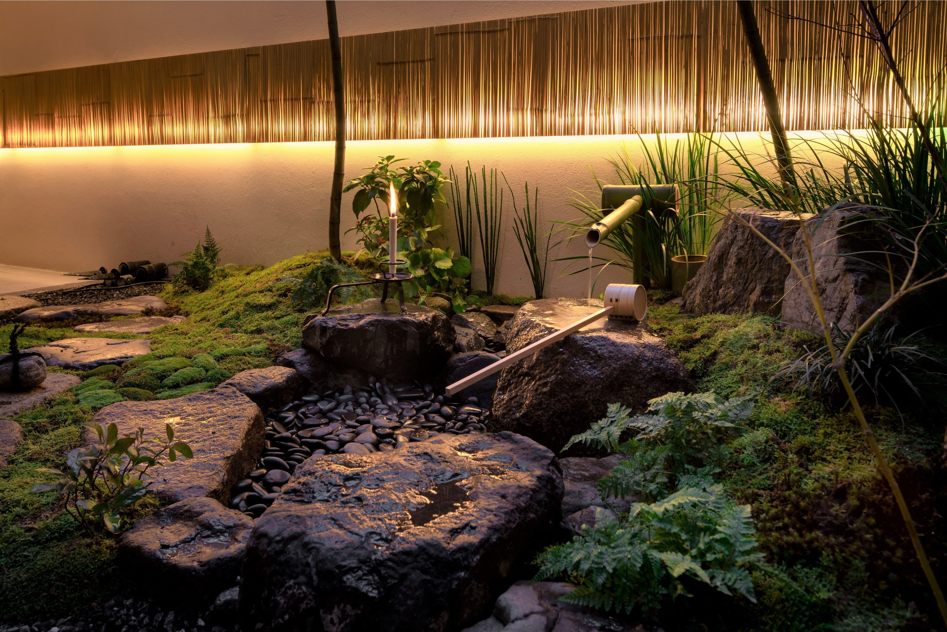 エントランスの日本庭園