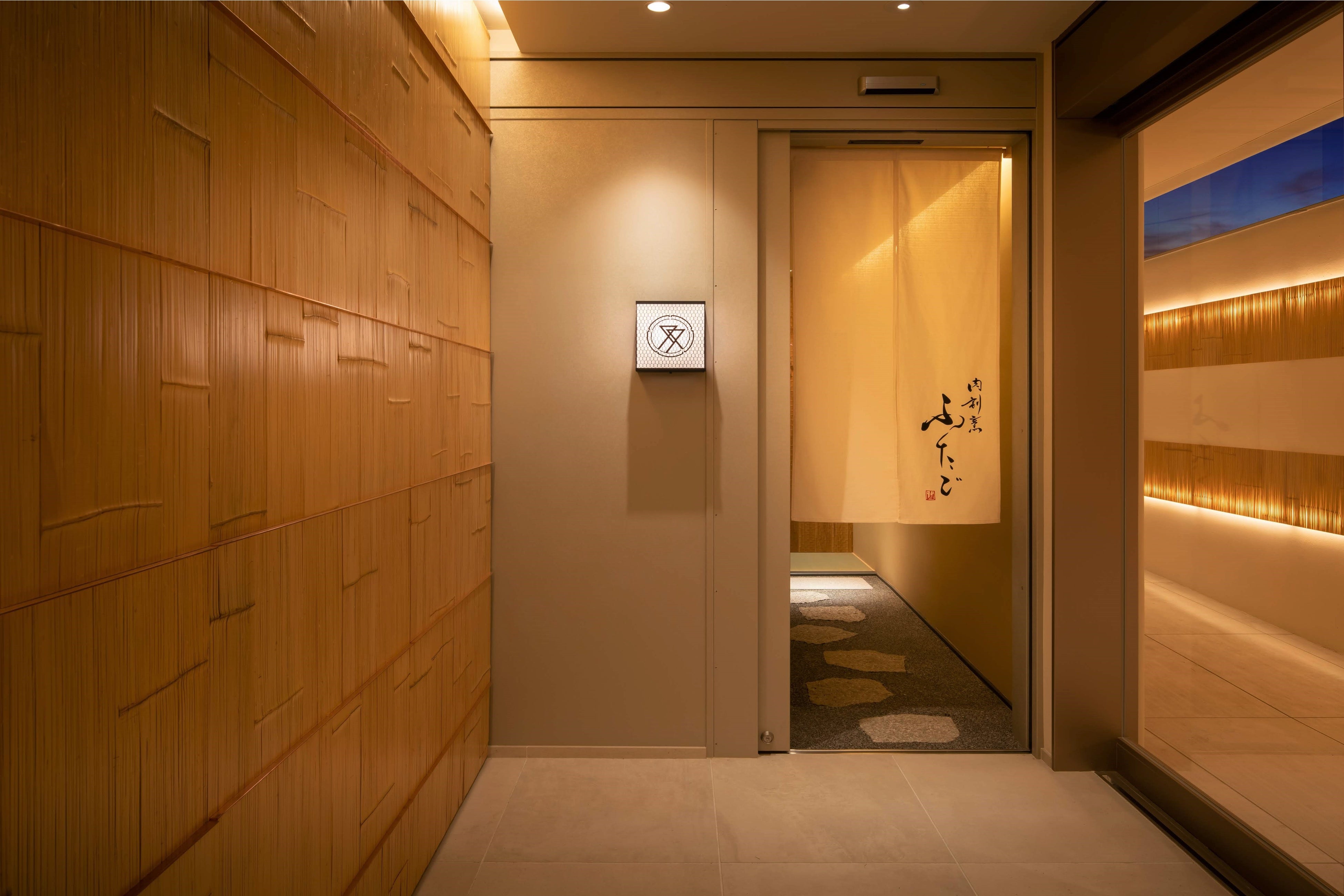 デザイン性の優れた、美しい竹の伝統工芸品を用いた入り口