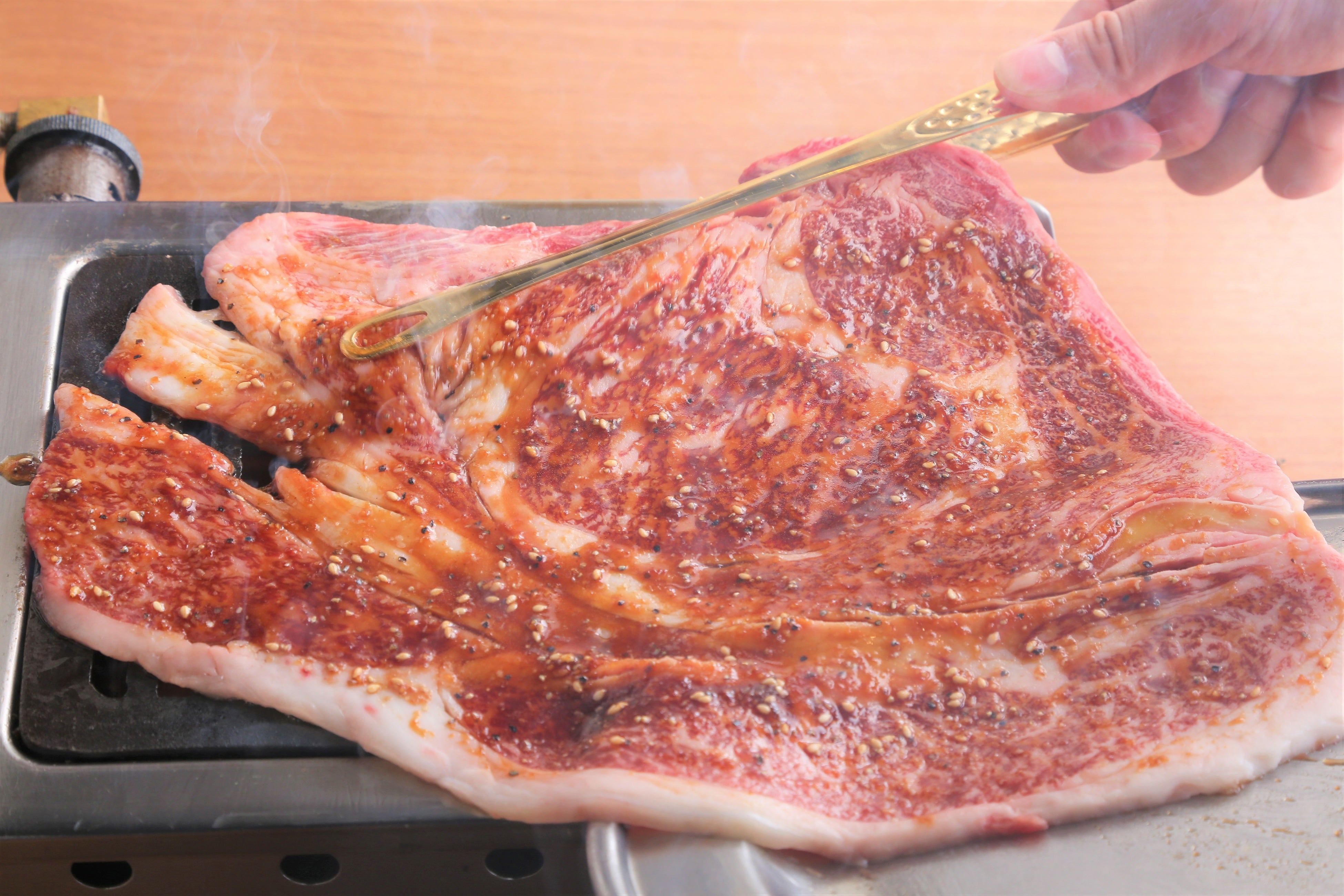 名物!!黒毛和牛のはみ出るカルビ　1,848円（税込）