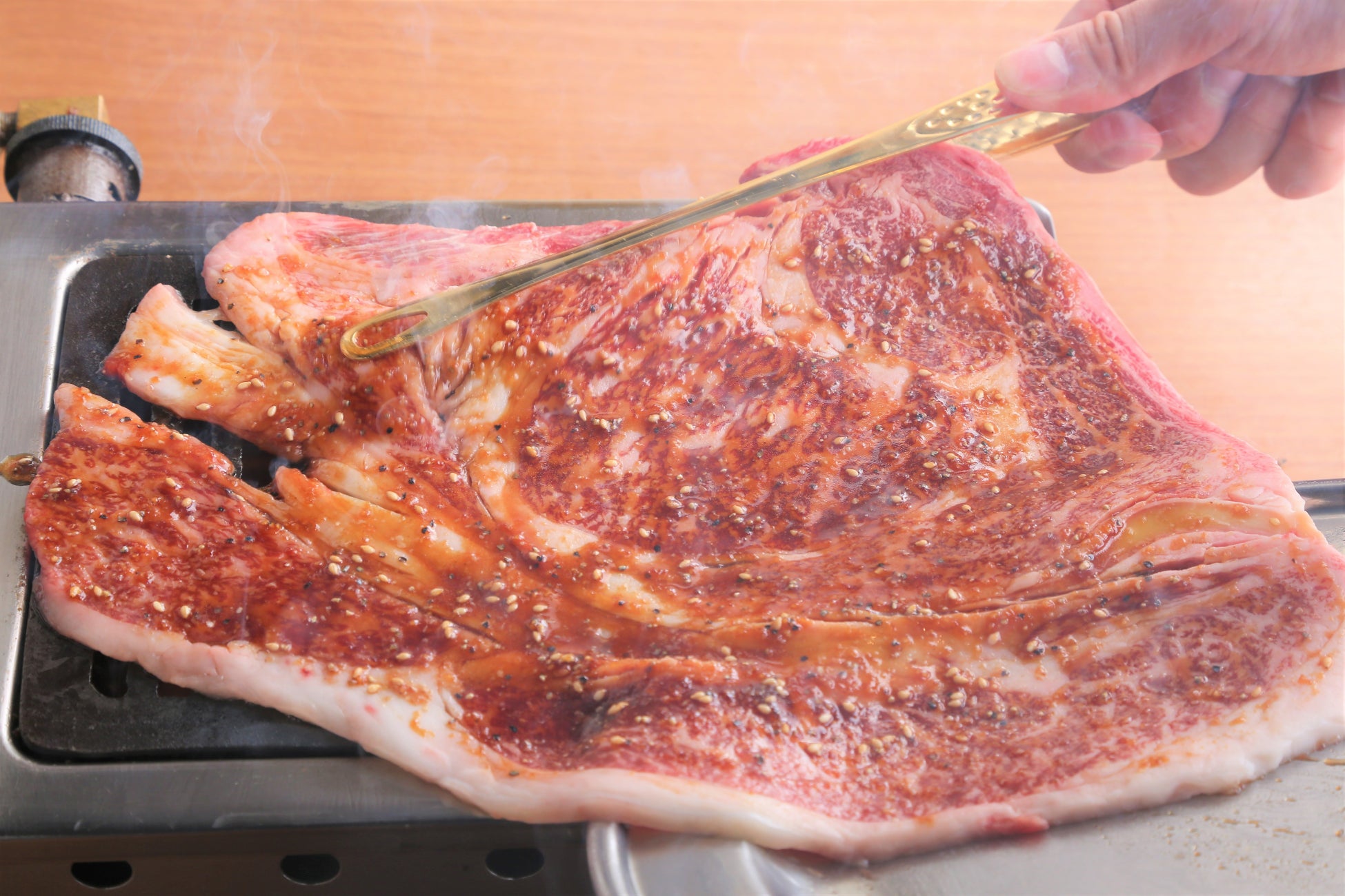 名物!!黒毛和牛のはみ出るカルビ 1,848円(税込)