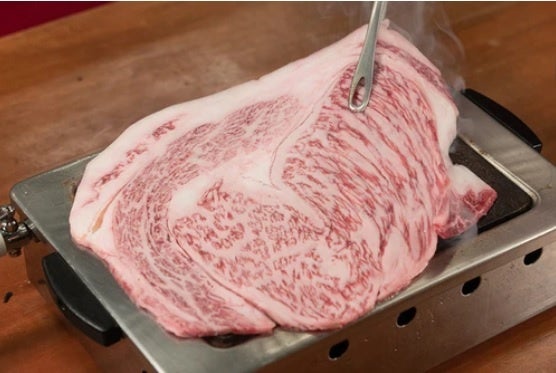 名物!!黒毛和牛のはみ出るカルビ