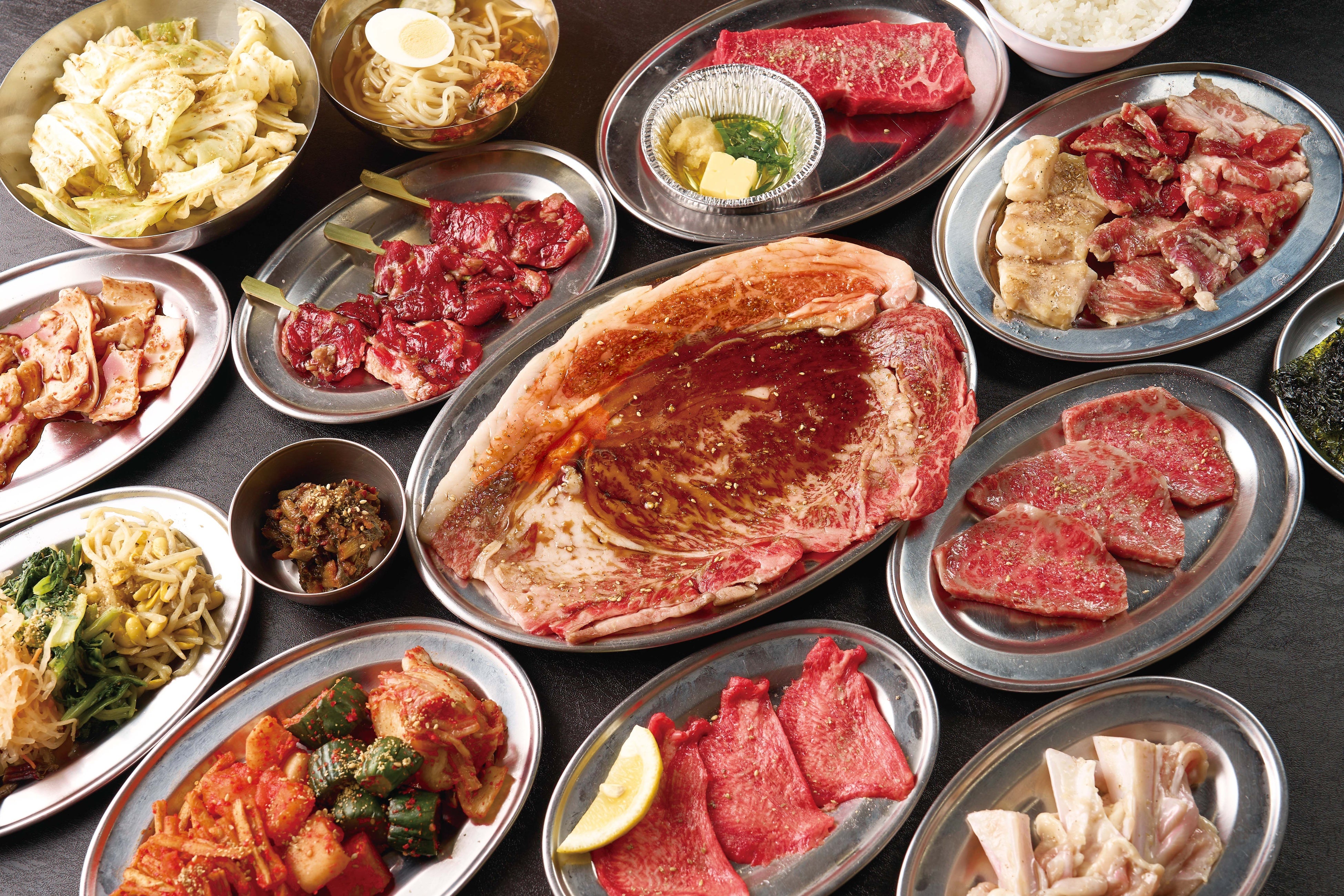 イチ推し！名物!!黒毛和牛のはみ出るカルビも食べられるめちゃ得コース　5,980円（税込）※3名様イメージです。