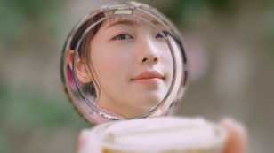 2. マシュマロフィニッシュパウダー ~Abloom~ 新色「サクラチュール」で透明肌に仕上げます。