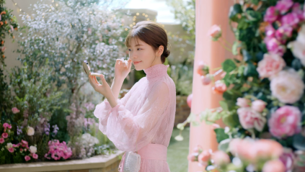 1. ガーデンウエディングに招待された小芝さん。