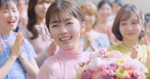 4. ブーケトスをみごとキャッチする小芝さん。