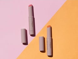 (左から)ほんのり血色感をプラス!02 クリアピンク、くすみを補正して明るさをプラス!03 みかんイエロー
