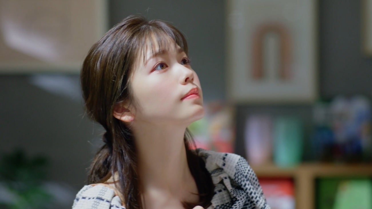 1.大好きな本屋さんで自分時間を楽しむ小芝さん。