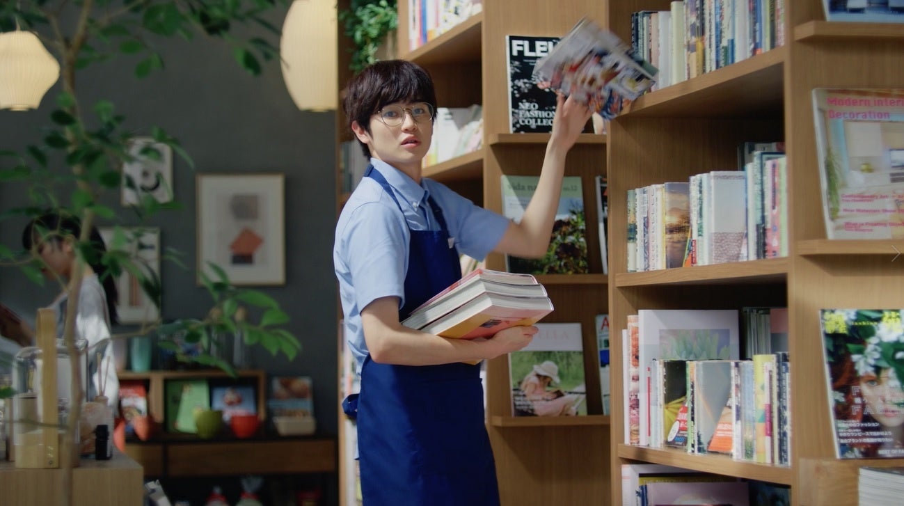 4.小芝さんに目を奪われていた店員さんは、その瞳にドキッ！