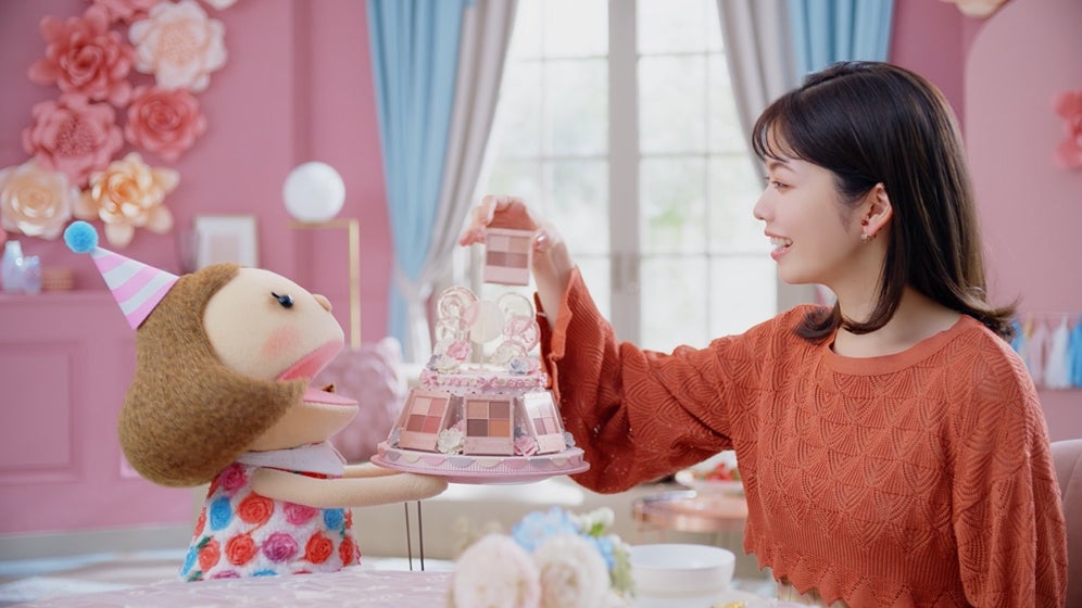 2.シルキースフレアイズ(マットタイプ)M05を初めて使う小芝さん。キャンちゃんが歌で“透けマットデビュー”をお祝い♪