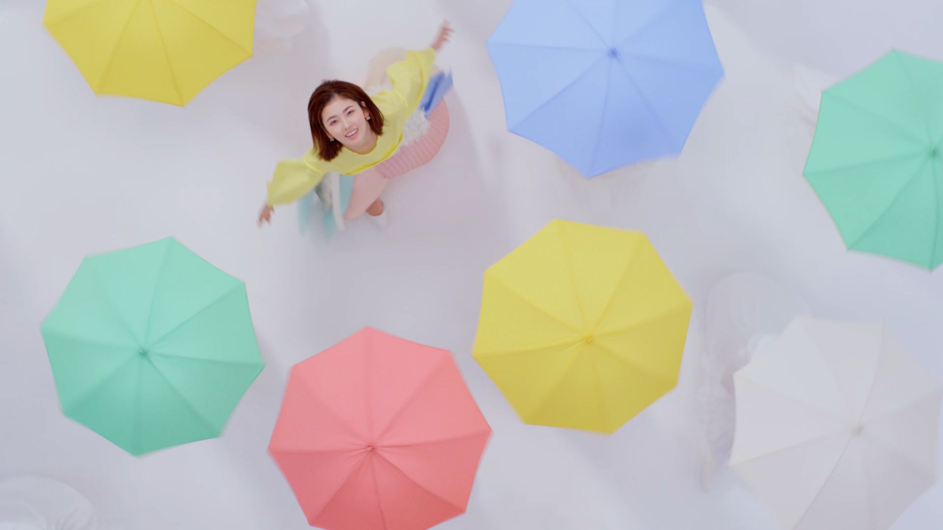 2.色とりどりの傘の間を散歩をするように楽し気に歩きまわる小芝さん。