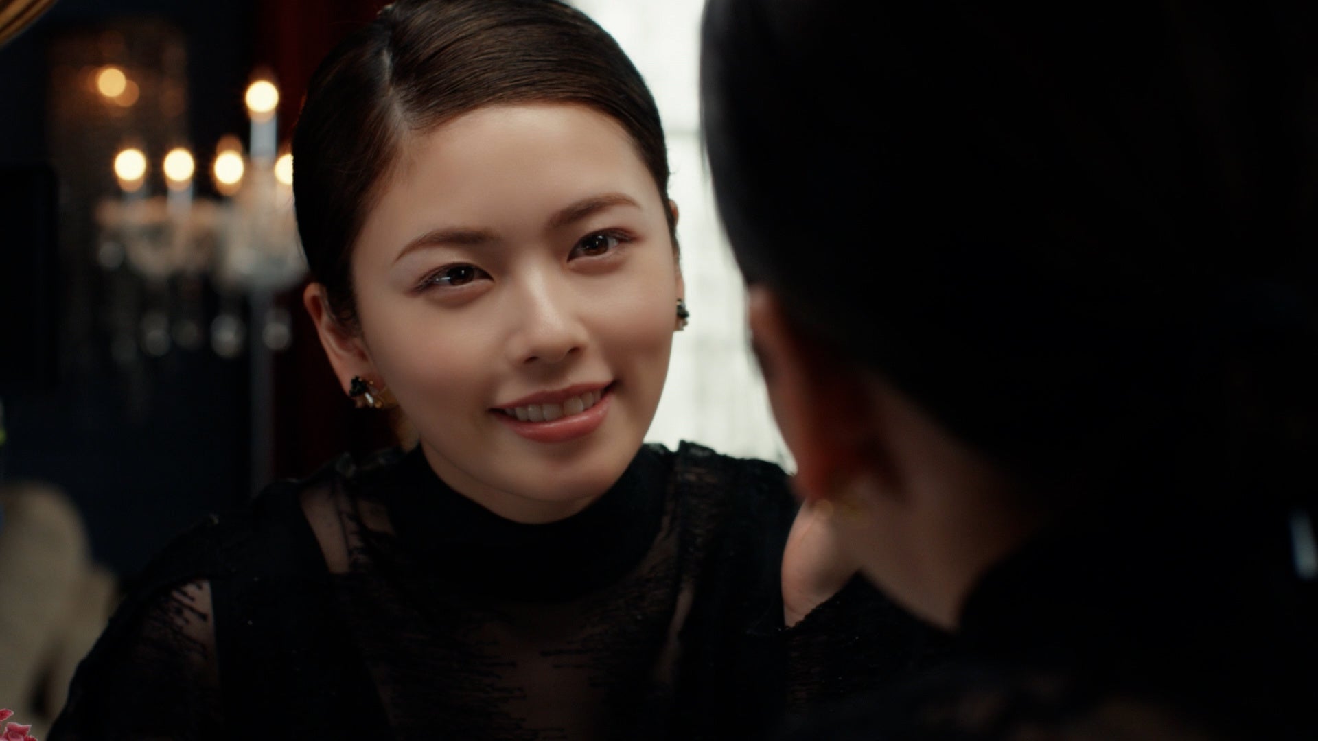 6.贅沢な輝きを纏った瞳を手に入れた小芝さんは「負け知らず」と鏡の自分につぶやきます。