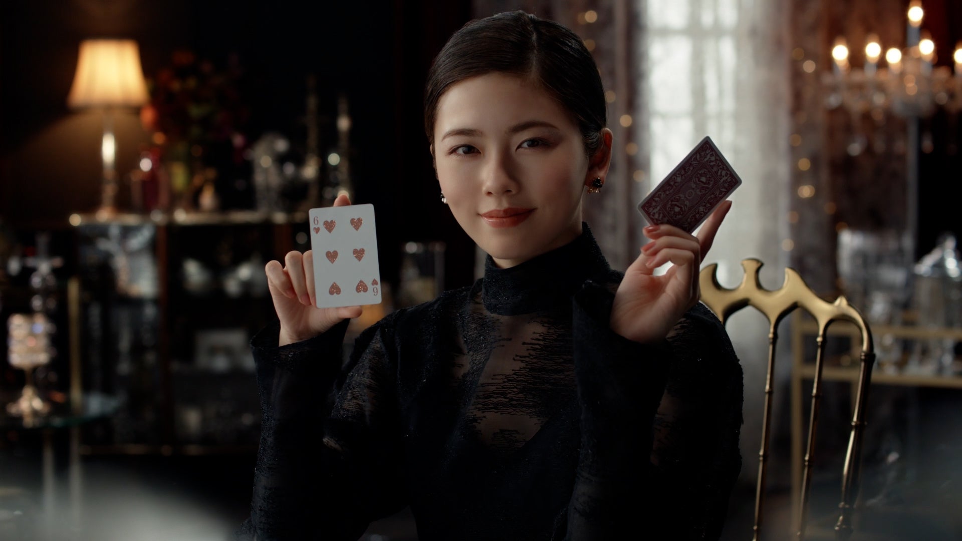 3.ふと目線がカメラへ向き、手品のような手さばきを見せると・・・