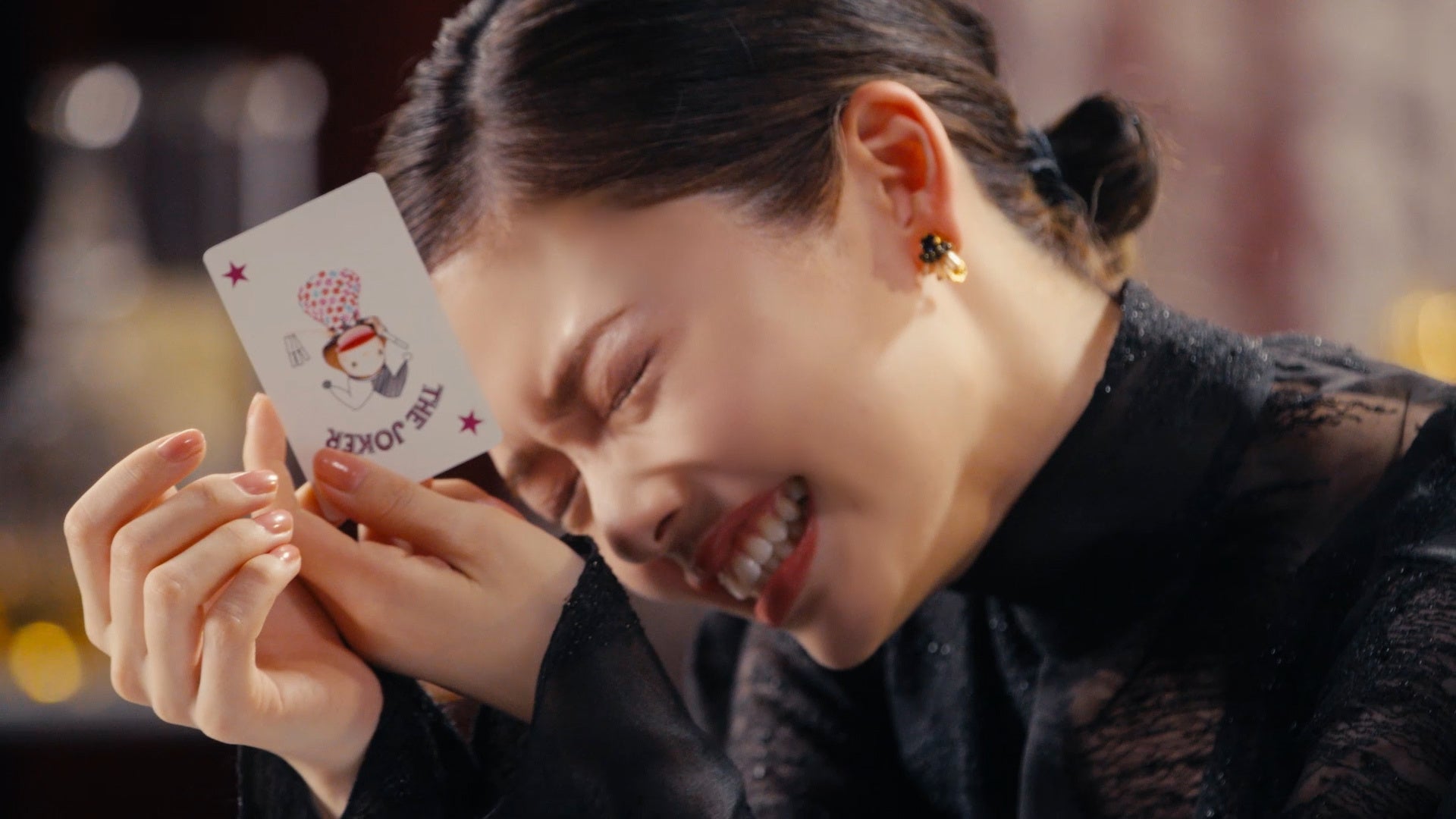 ババ抜きで負けてしまって悔しがる小芝さん