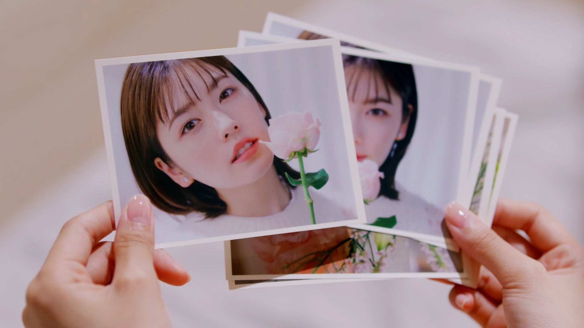 8. 出来上がった写真には、お花にも負けない美しい艶肌の小芝さんの姿が！