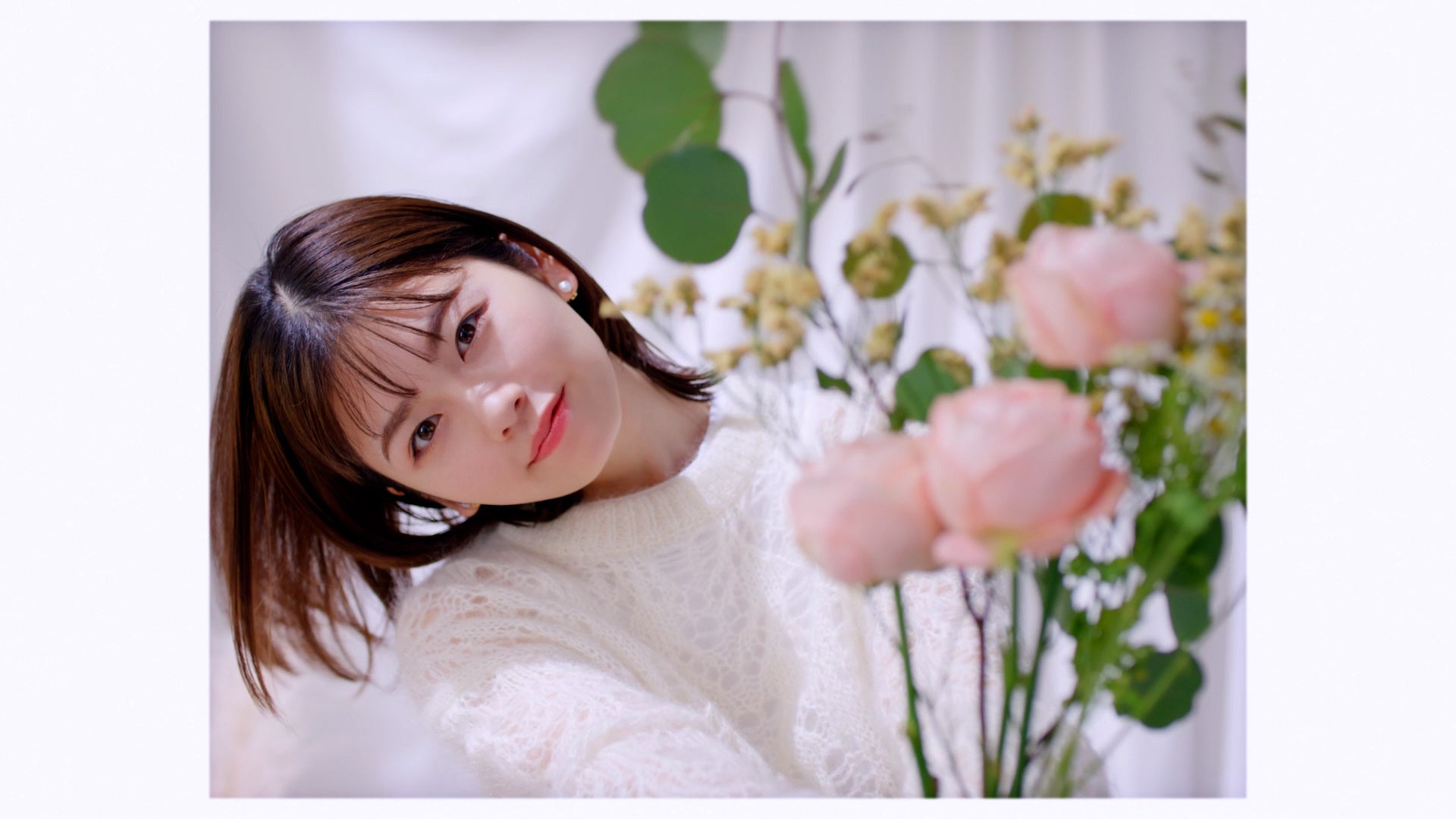 4.花束を手に、自由にセルフィーを楽しんでいます。