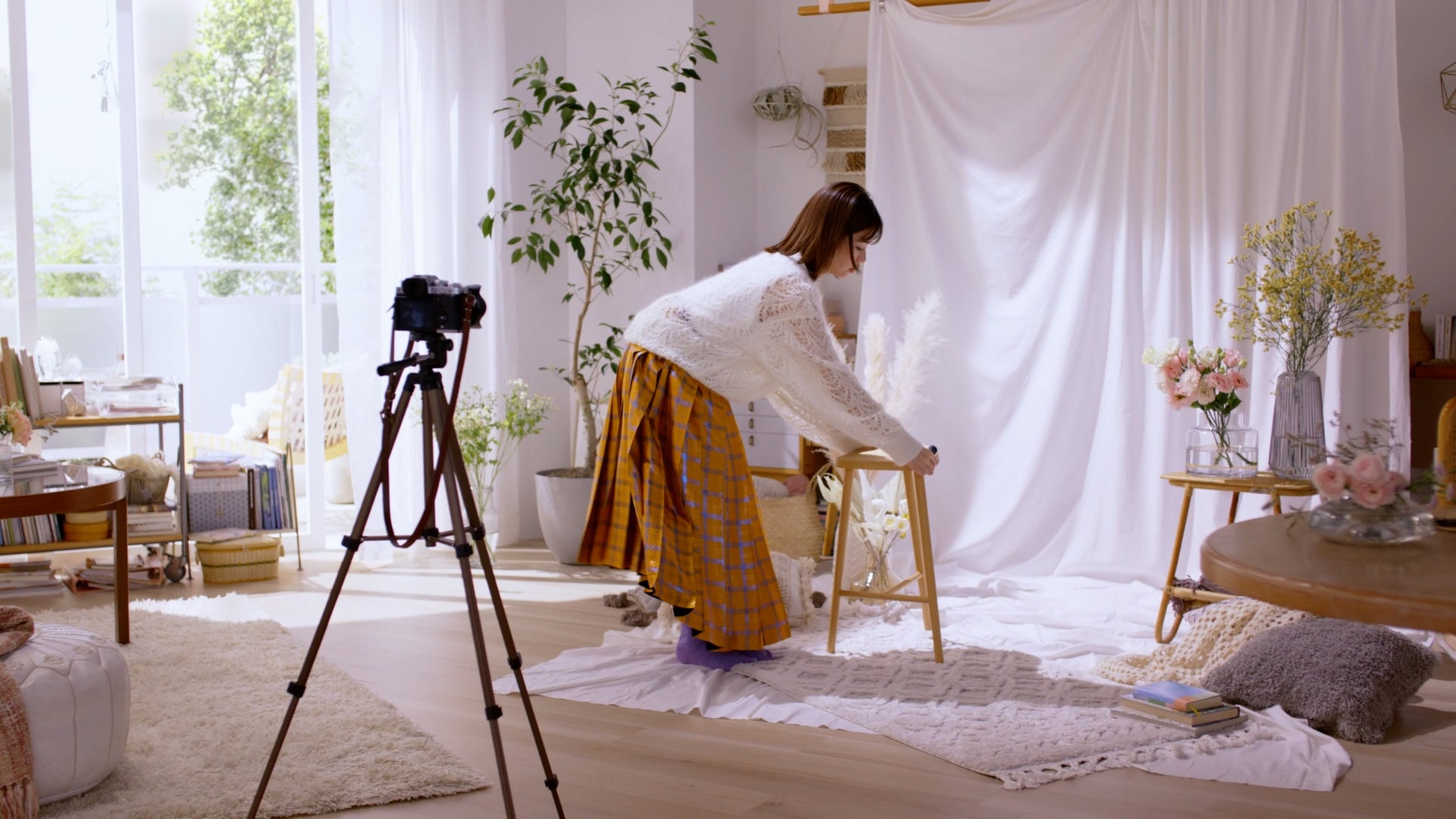 2.自然光の差す明るい部屋でセルフィーのセッティングをしています。