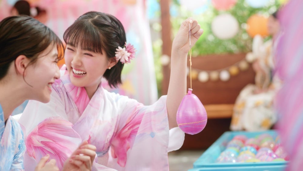 5.仲良しの友だちと夏祭りを楽しみます。(出典: PR TIMES)