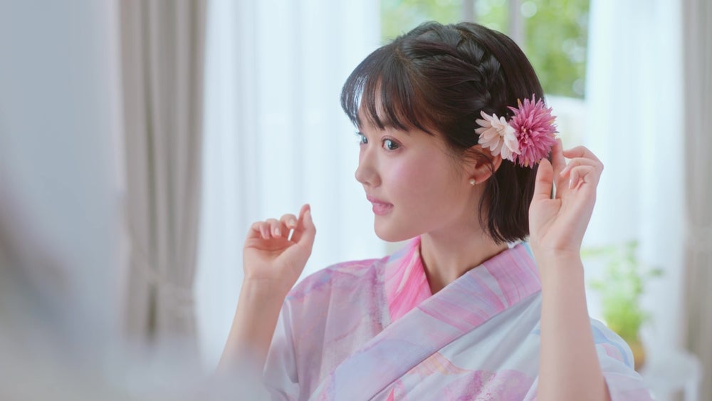 2. 「とっておきの日だから、思いっきりピンクを楽しみたい!」そんな気分の原さんは、浴衣も髪飾りもピンクコーデ♡(出典: PR TIMES)