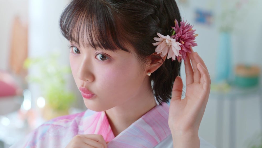 1.楽しみにしていた夏祭りに行くために身支度をする原さん。(出典: PR TIMES)