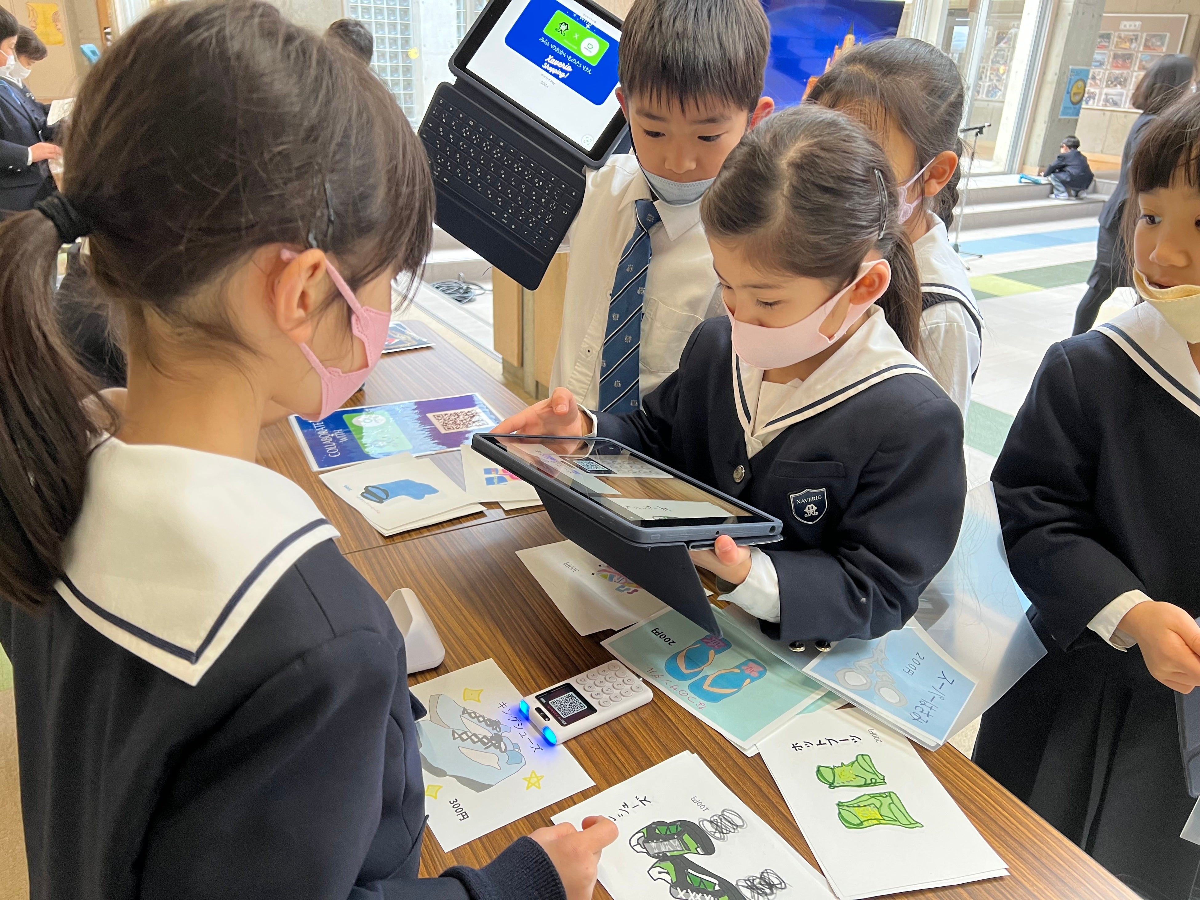 端末に現れる支払い情報をタブレットで読み取る様子