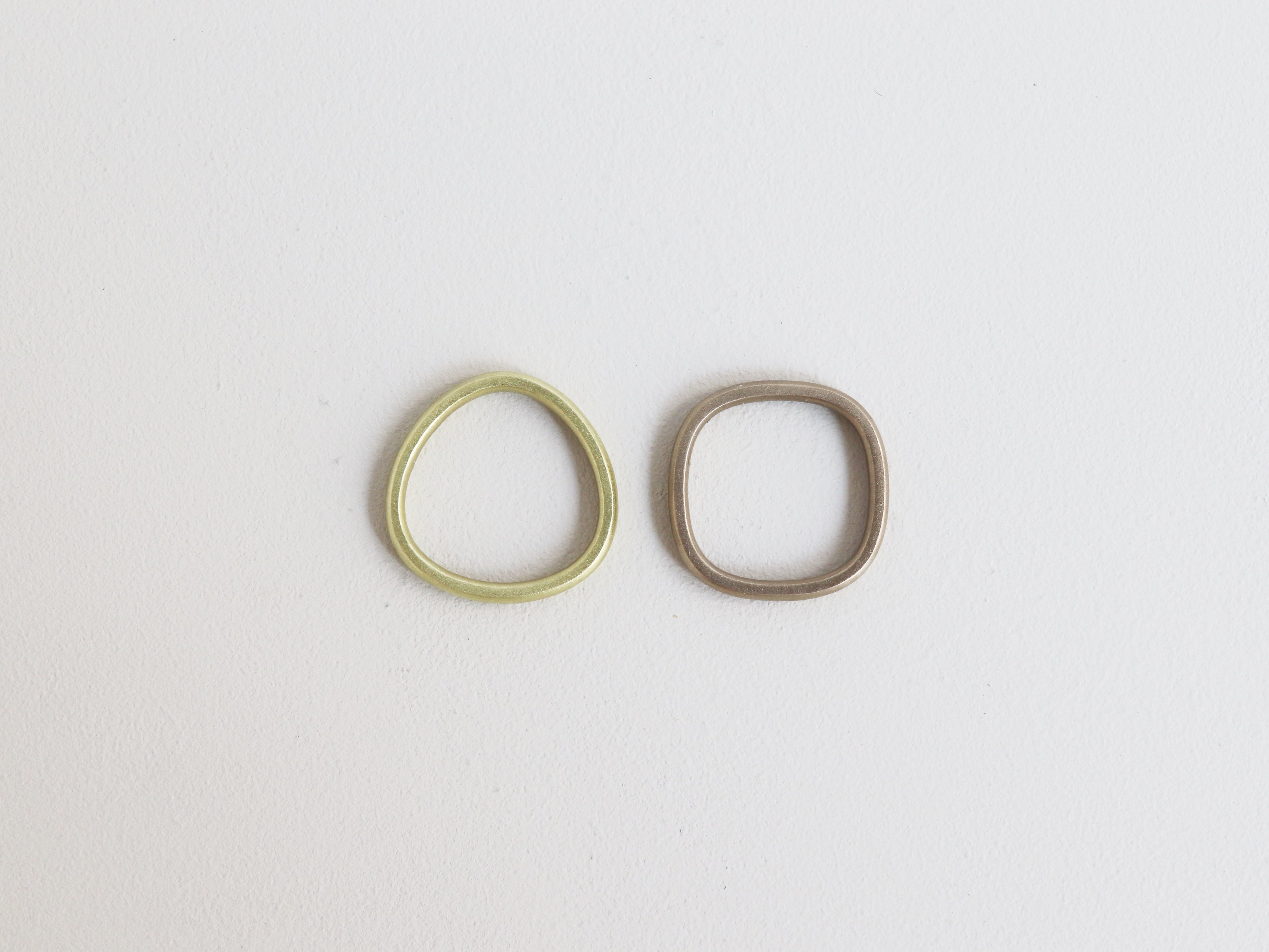 左からマルサンカク、マルシカク