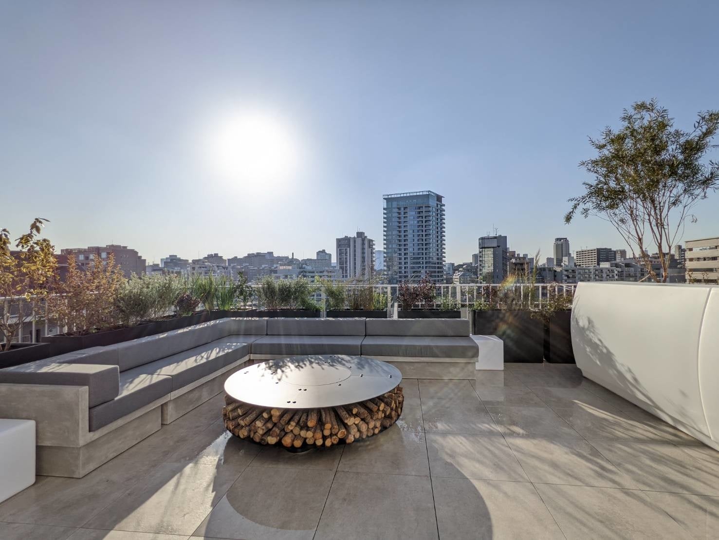 港区元麻布のオフィスには大きなデッキフロアを設け、様々なコミュニティビルディングを行っています。