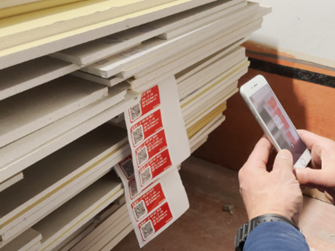 設計図書通りに様々なサイズにプレカットされた石膏ボード（納材確認