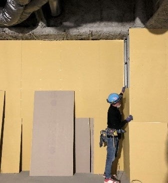 ・技能労働者によるLGSの組込や石膏ボードの貼り作業の様子　