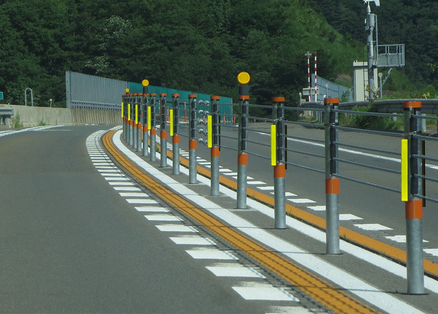 右カーブにおけるワイヤロープ式防護柵への設置イメージ_視認性をより高めるため、支柱上部にはデリネーター（ゴム製視線誘導標KD-100）も設置