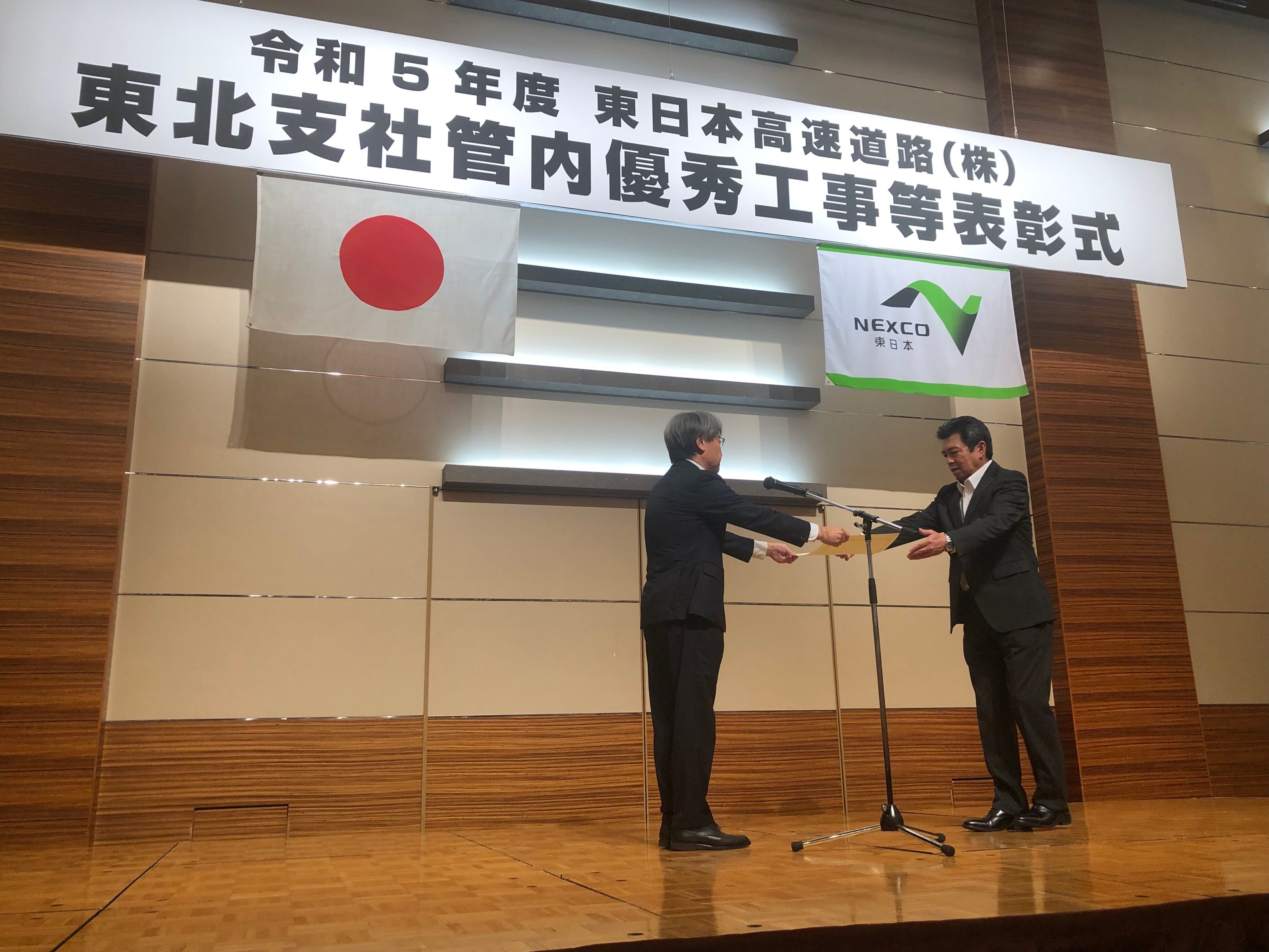 ■表彰式の様子（本工事の現場代理人・監理技術者の神山 成一が代表して表彰状を受け取りました）