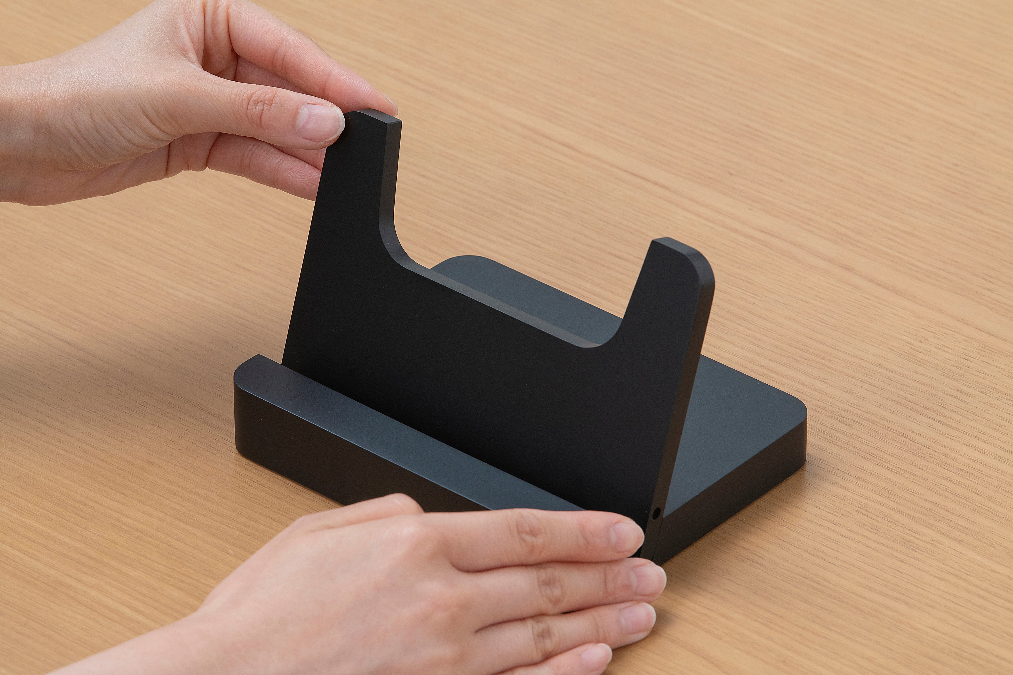 アイリスオーヤマ TM152M4N1-B LUCAタブレット 15.6インチ画面 アイリスオーヤマ、15.6型の大画面を採用した「LUCAタブレット