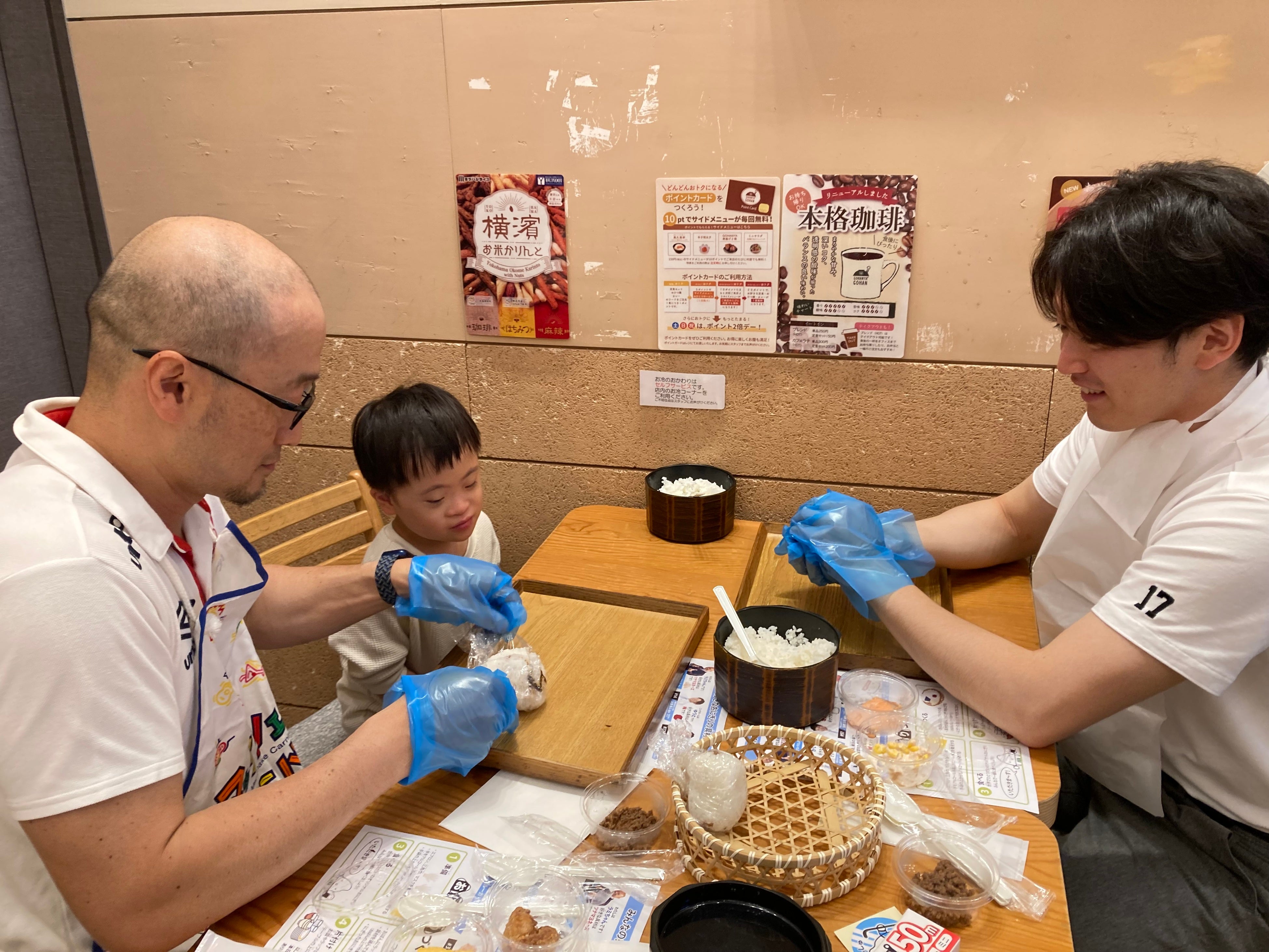 プロアイスホッケ―選手を兼ねる 当社所属の務台選手（右）