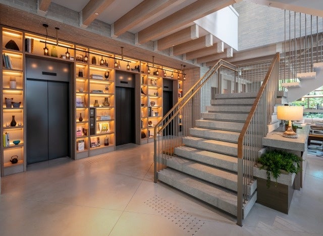 ロビー 正面には2階へ続く階段