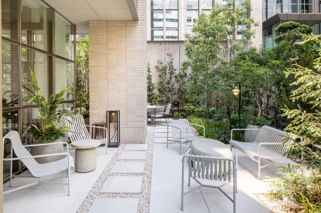 緑に囲まれた1Fのガーデン