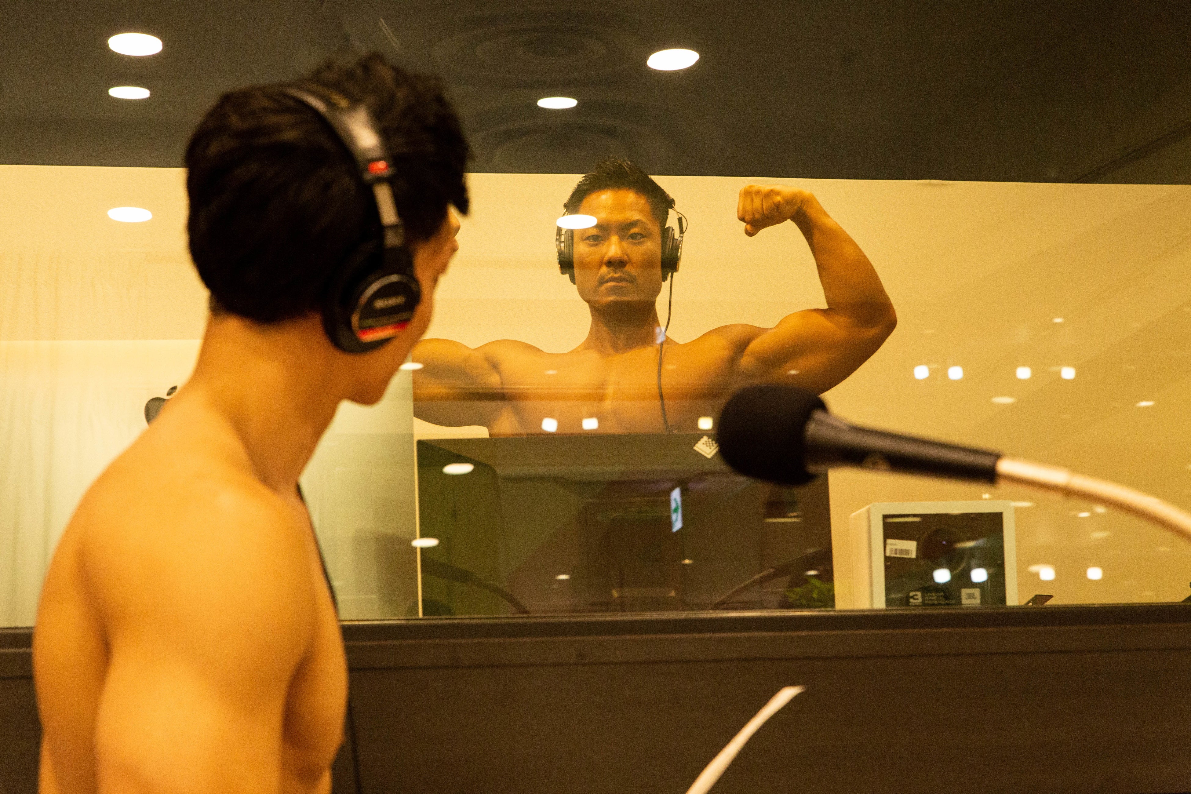 究極のミスマッチ マッチョフリー素材に新作 ラジオのマッチョ を入荷 架空のラジオ番組の収録スタジオで繰り広げられる 筋肉 の無駄遣い をストックフォトとして提供 株式会社スマイルアカデミーのプレスリリース