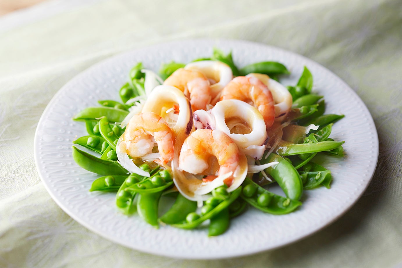 スナップエンドウとシーフードのサラダ