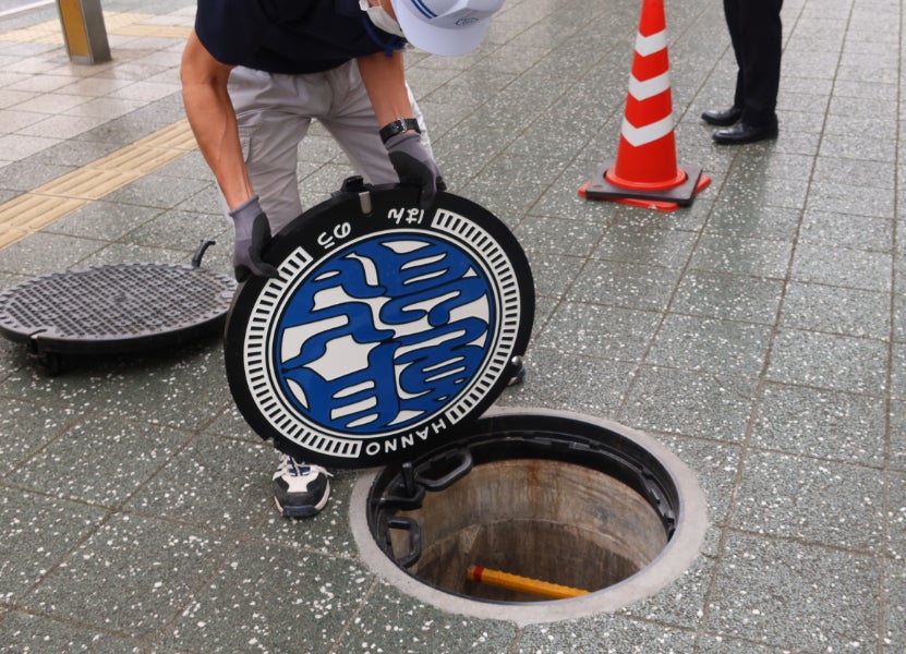 飯能駅東口ロータリーへの設置の様子