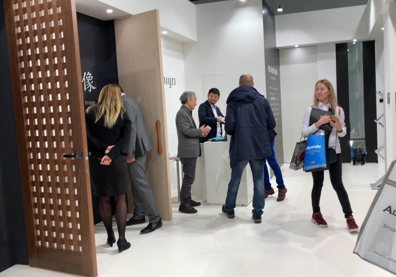 2019年4月イタリアのミラノで開催された国際建材見本市に出展、現地で「美しいドア」と、とても好評でした。