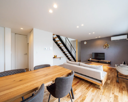 室内ドアやインテリアの工夫次第でリビングは広く見せられます