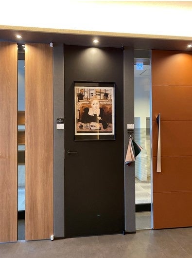 絵画を展示することができるドア「GALLERIA」