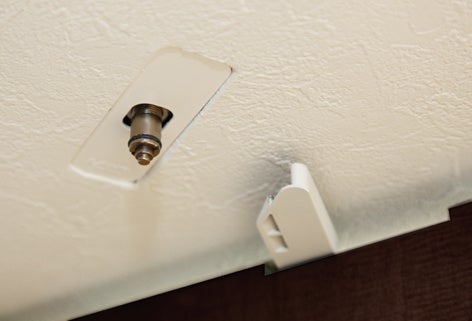 ドア上部と天井につけられた機構でゆっくり安全に開閉