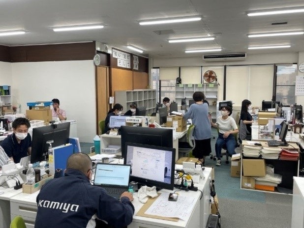 机の島があり紙書類も多く、 働きづらい環境だったオフィスの様子