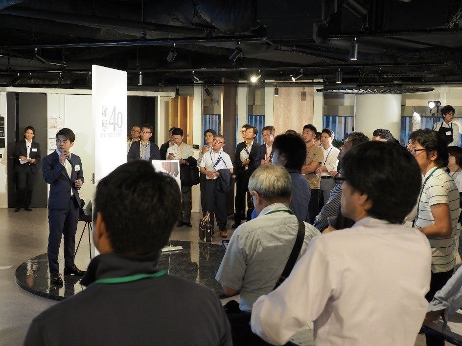 営業マンが工務店に向けたセミナーを行っている様子