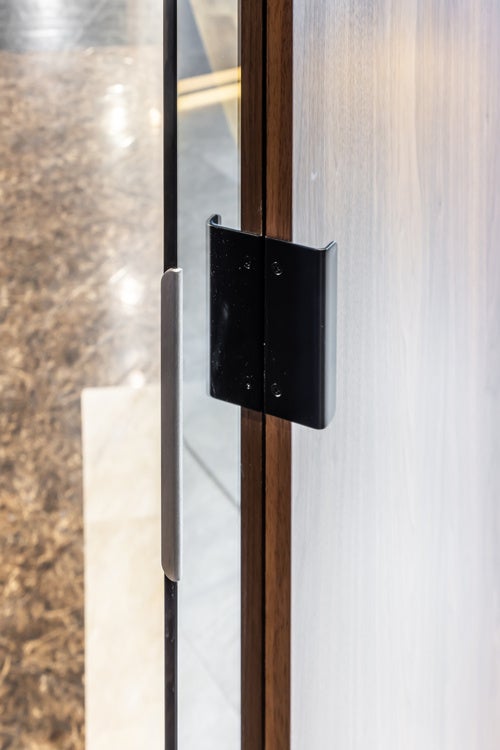 当社独自の8mm厚の強化ガラスで 安全性を確保