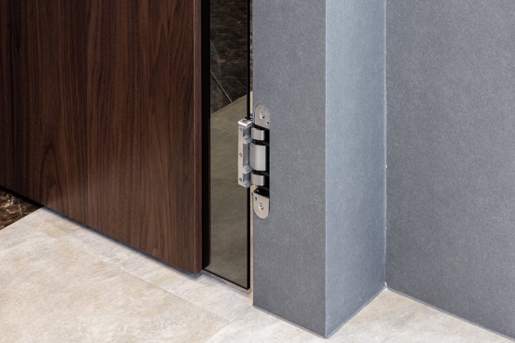 ドイツ製の高品質ヒンジでしっかりホールド